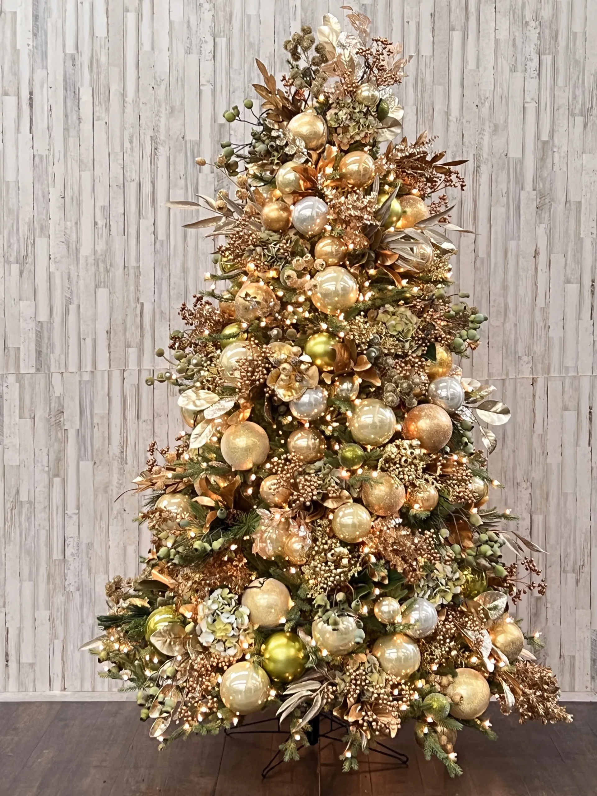 Estate Gold Pre-Decorated Tree 7.5-ft